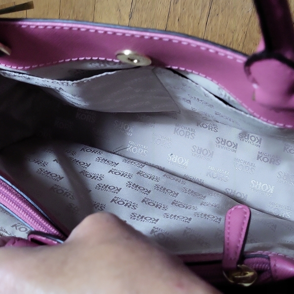 Michael Kors Hailey Crossbody Purse Like New - Picture 10 of 16